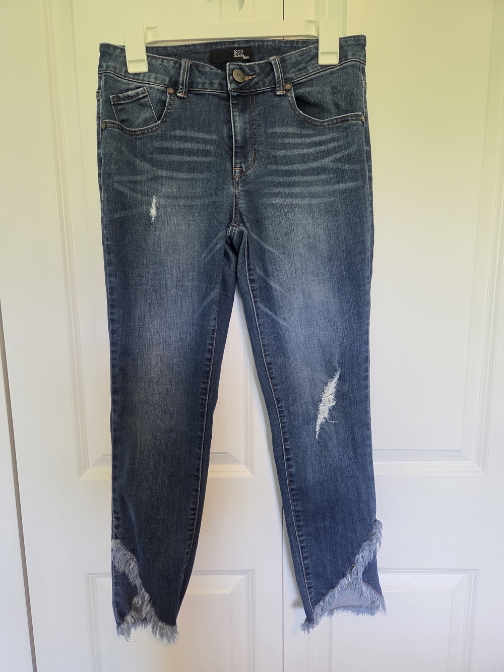 1822 Denim Dark Blue Distressed Ankle Jeans with Frayed V-Hem